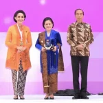 Iriana Jokowi Memukau dalam Kebaya Biru Elegansi