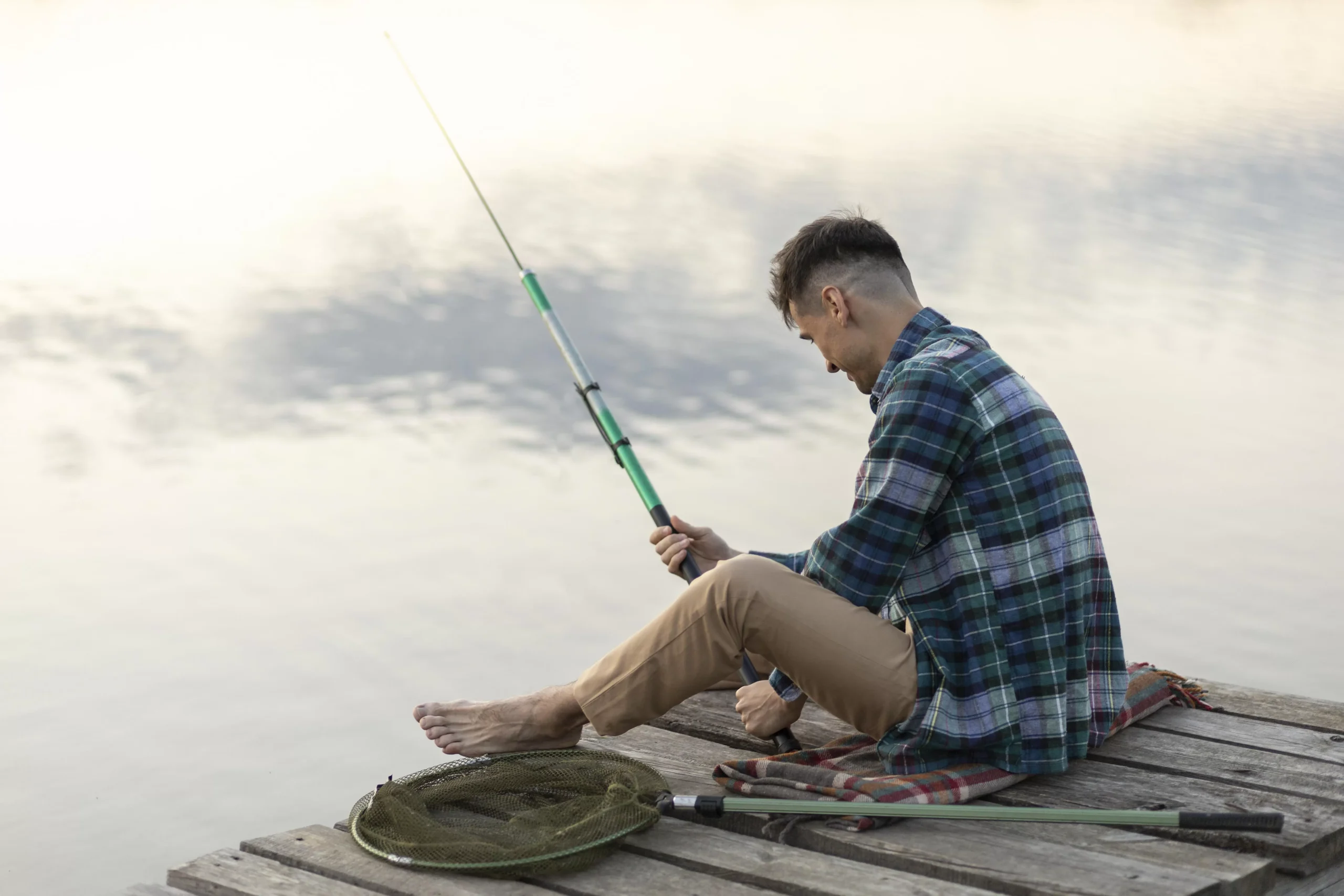 Mencari Ketenangan Lewat Hobi Memancing Menangkap Ikan